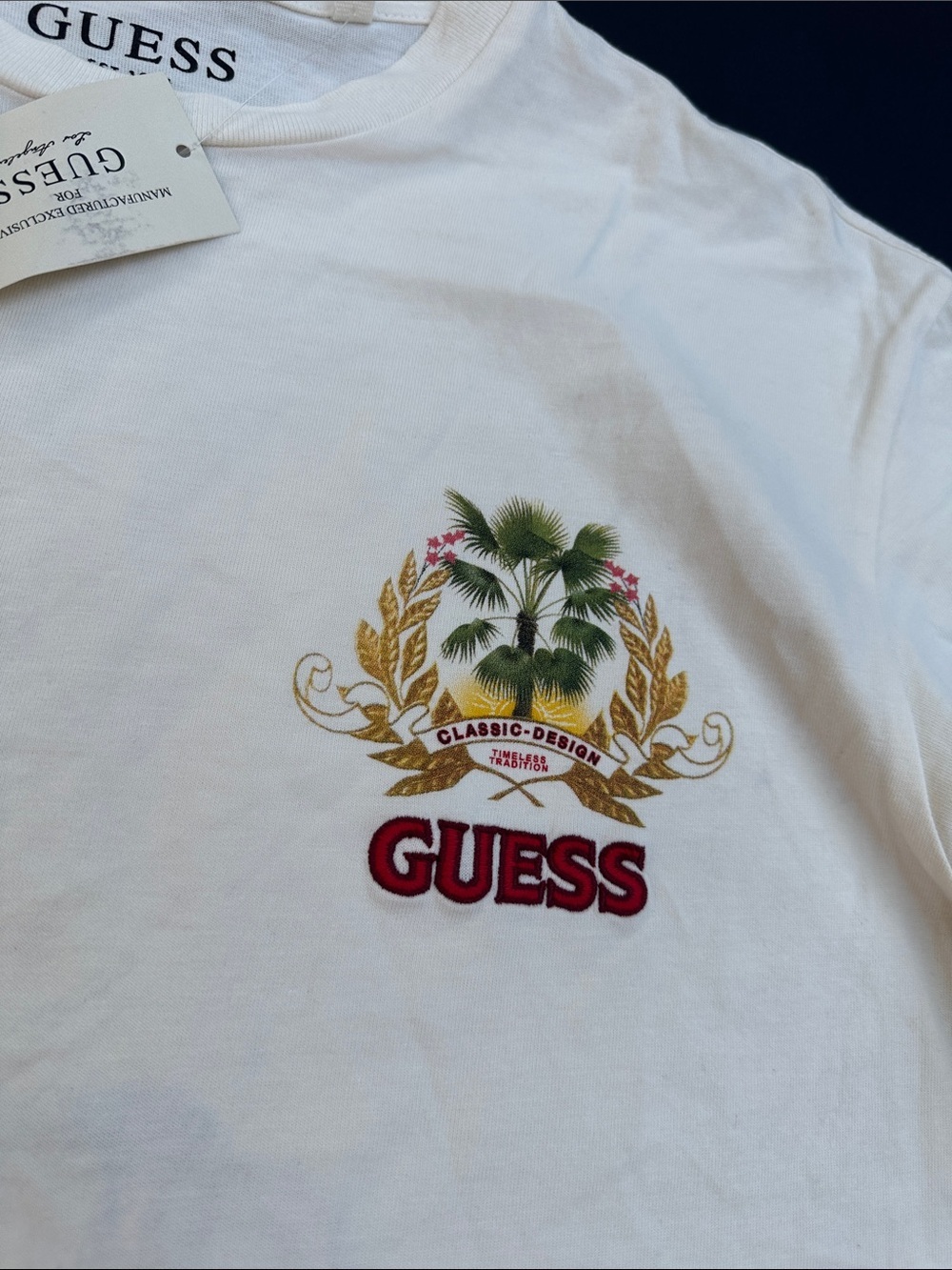New GUESS White Short-Sleeve Tee with Tropical Crest Graphic SZ L - Picture 7 of 9